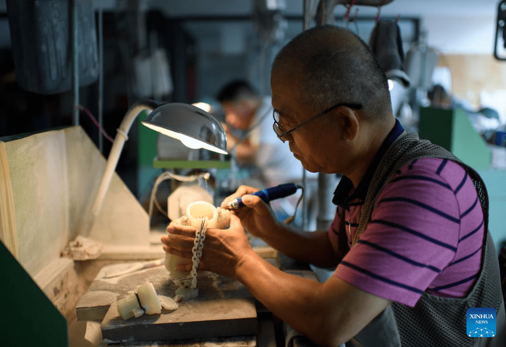 Pic story: inheritor of jade carving art in Beijing-14