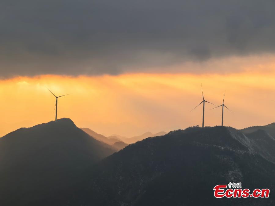 Stunning sunset with Tyndall effect in Hubei-5