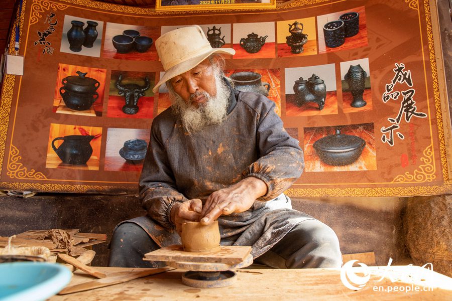 Discover beauty of black pottery in SW China's Yunnan-1