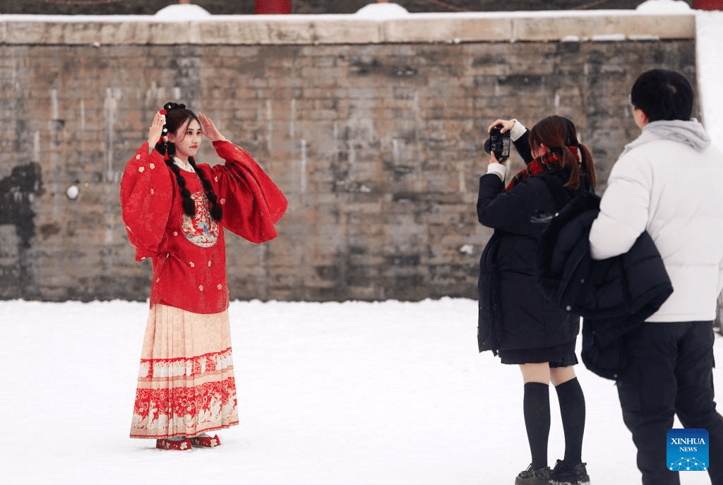 Tourists visit Palace Museum in snow in Beijing-28