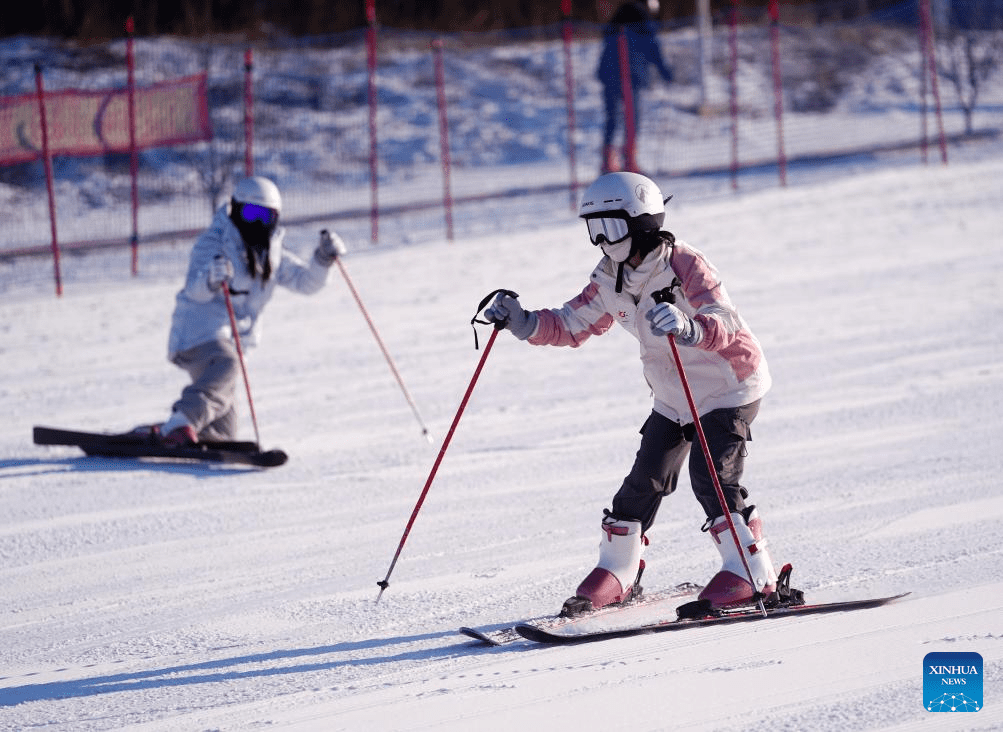 Taiwan students enjoy ice and snow entertainment projects in Changchun-3