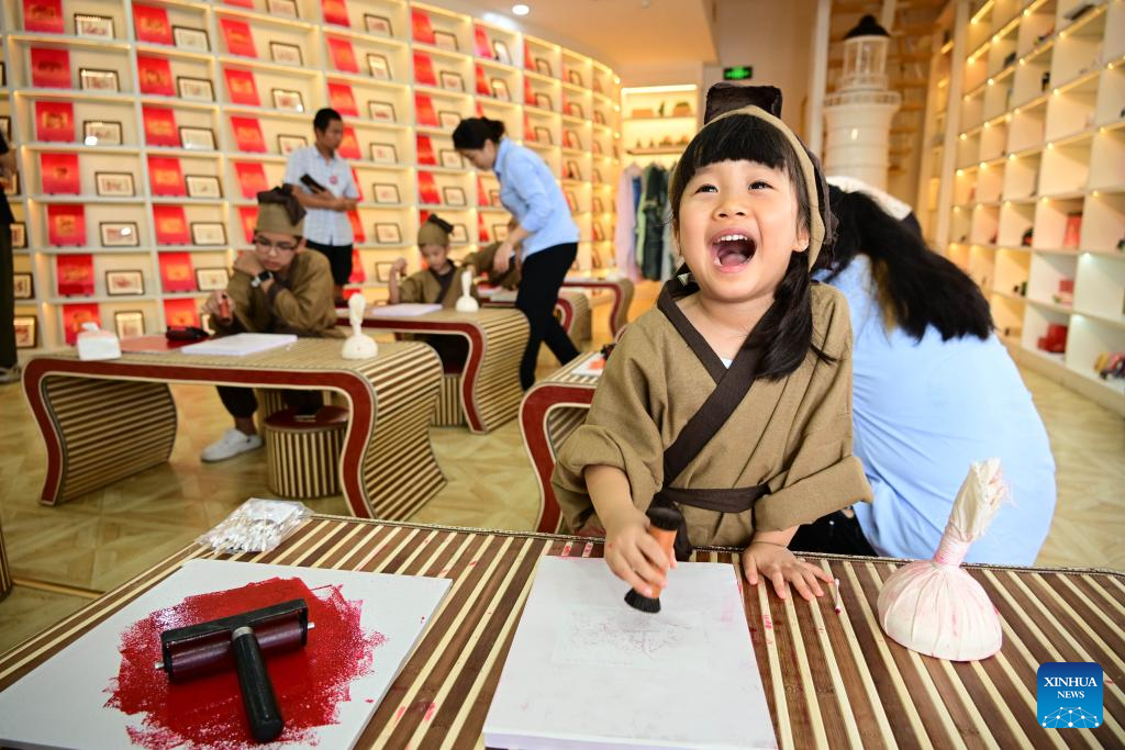 In pics: experience activities on traditional rubbing techniques for children in Qingdao-1