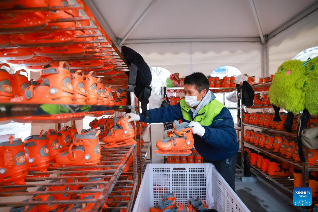 Ice rink opens to public in Tianjin, N China-3