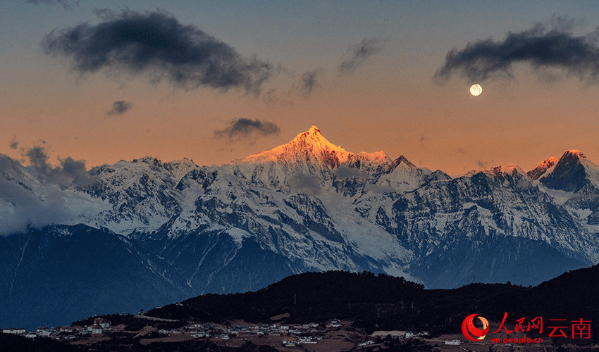 New Year's first sunlight illuminates mountains in SW China's Yunnan-1