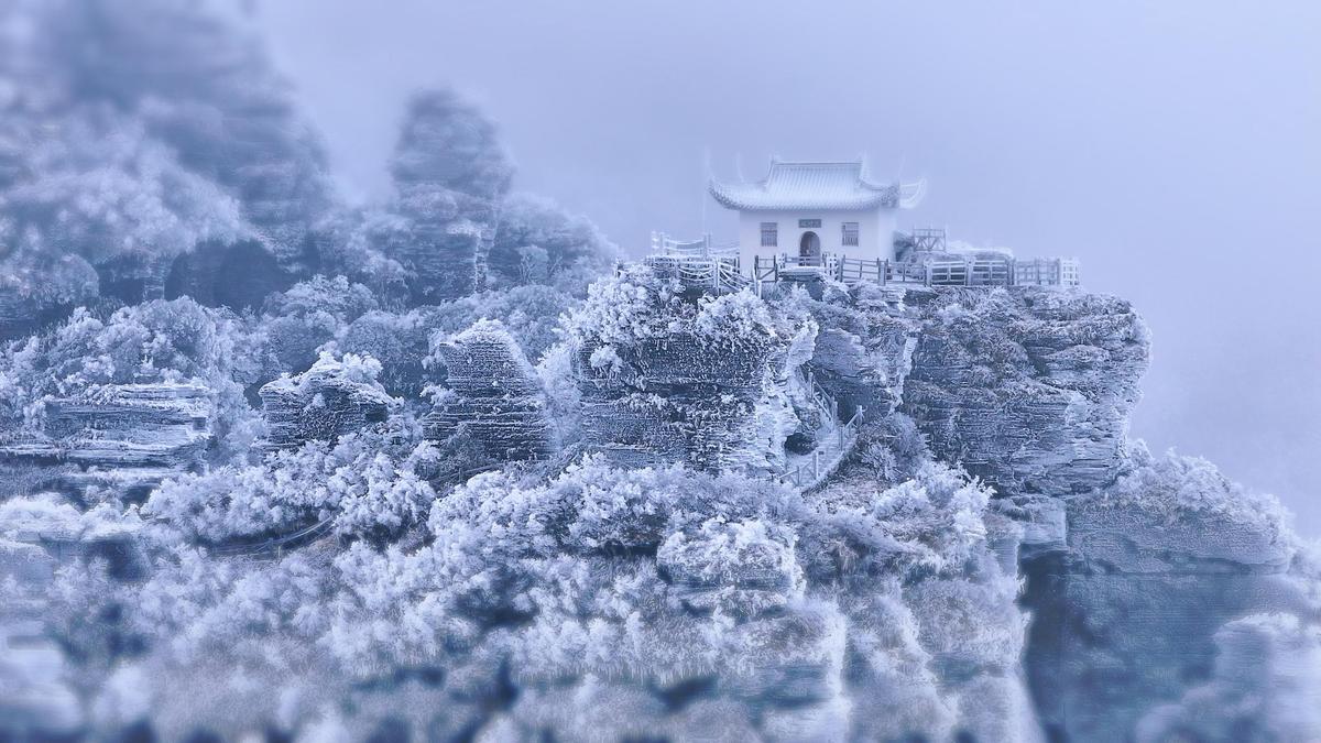 The snowy wonderland of Fanjing Mountain attracts visitors despite coldness-3