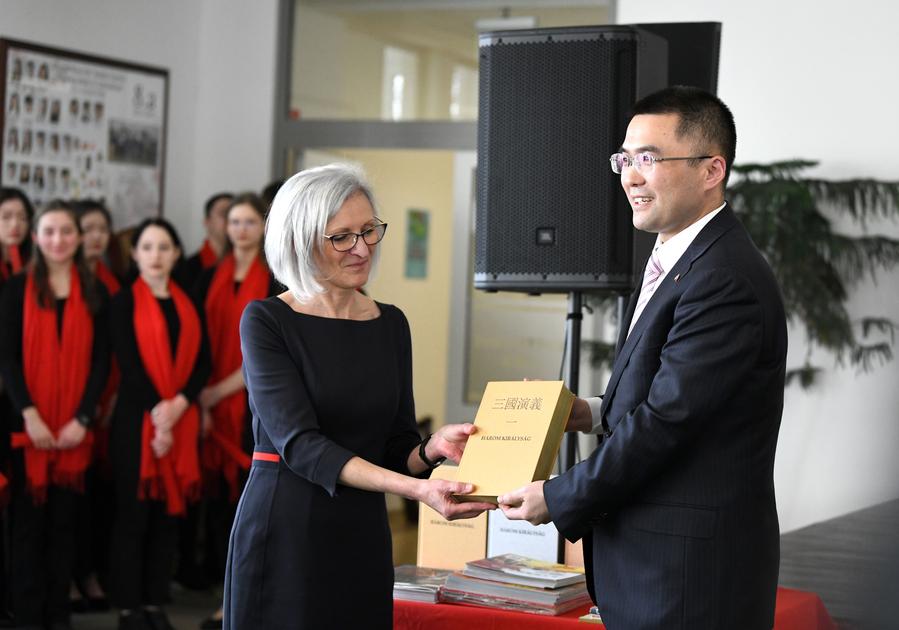 Cultural exchanges bring Chinese, Hungarians closer-1