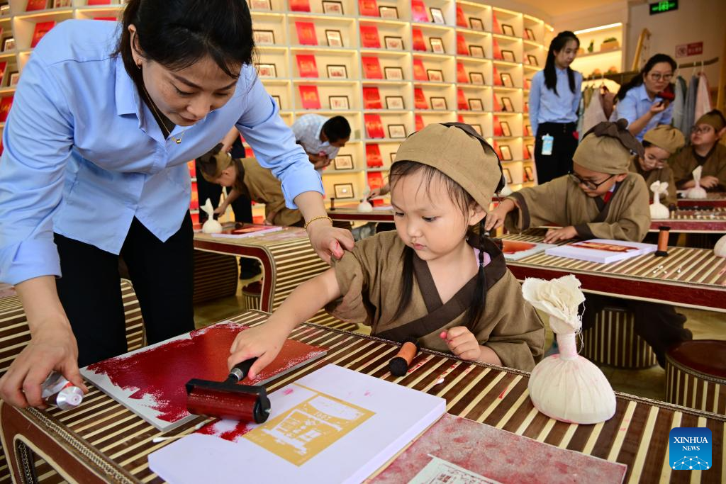 In pics: experience activities on traditional rubbing techniques for children in Qingdao-3