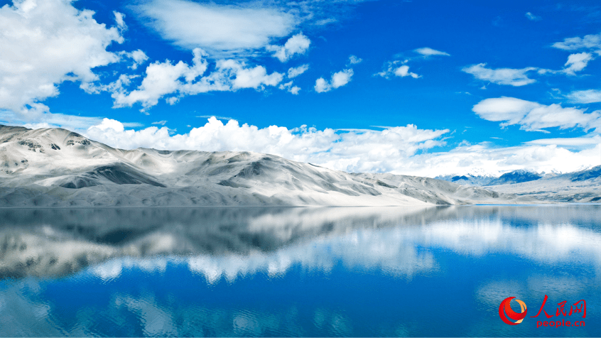 Breathtaking views of cloud-cloaked mountain, lake in NW China's Xinjiang-1