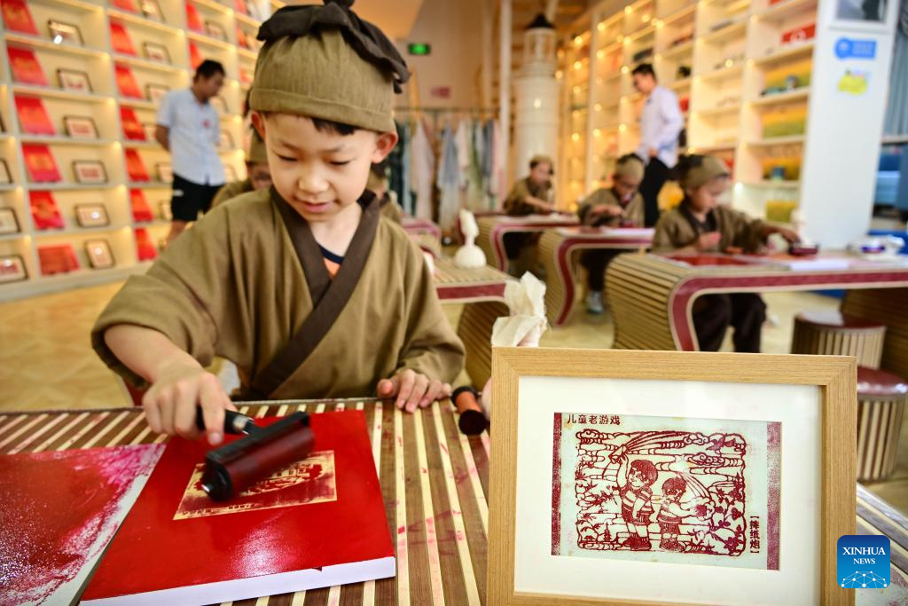 In pics: experience activities on traditional rubbing techniques for children in Qingdao-5