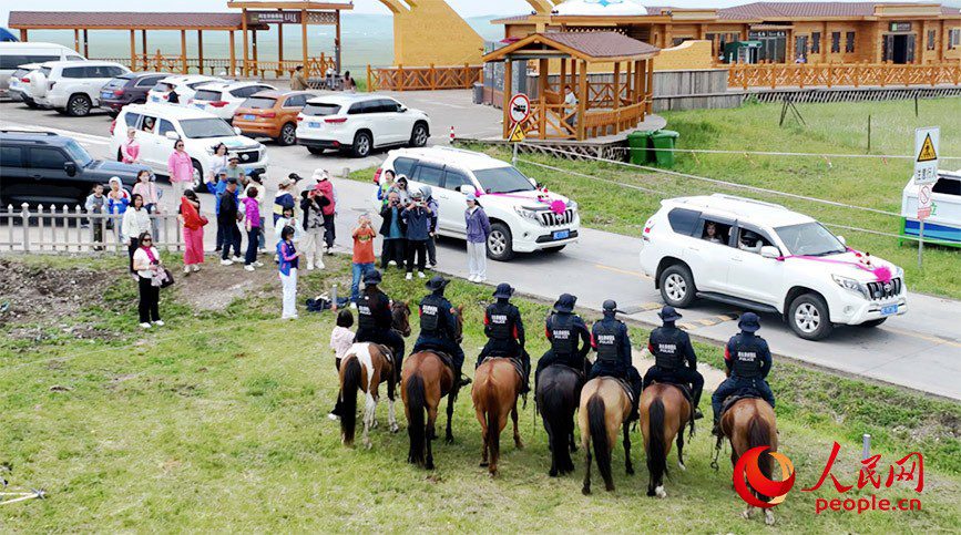 Mounted patrol team becomes a tourist attraction in N China's Inner Mongolia-1