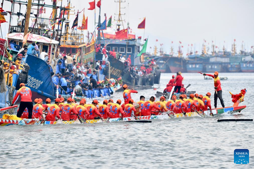 Contestants participate in dragon boat race in Lianjiang County, China's Fujian-15