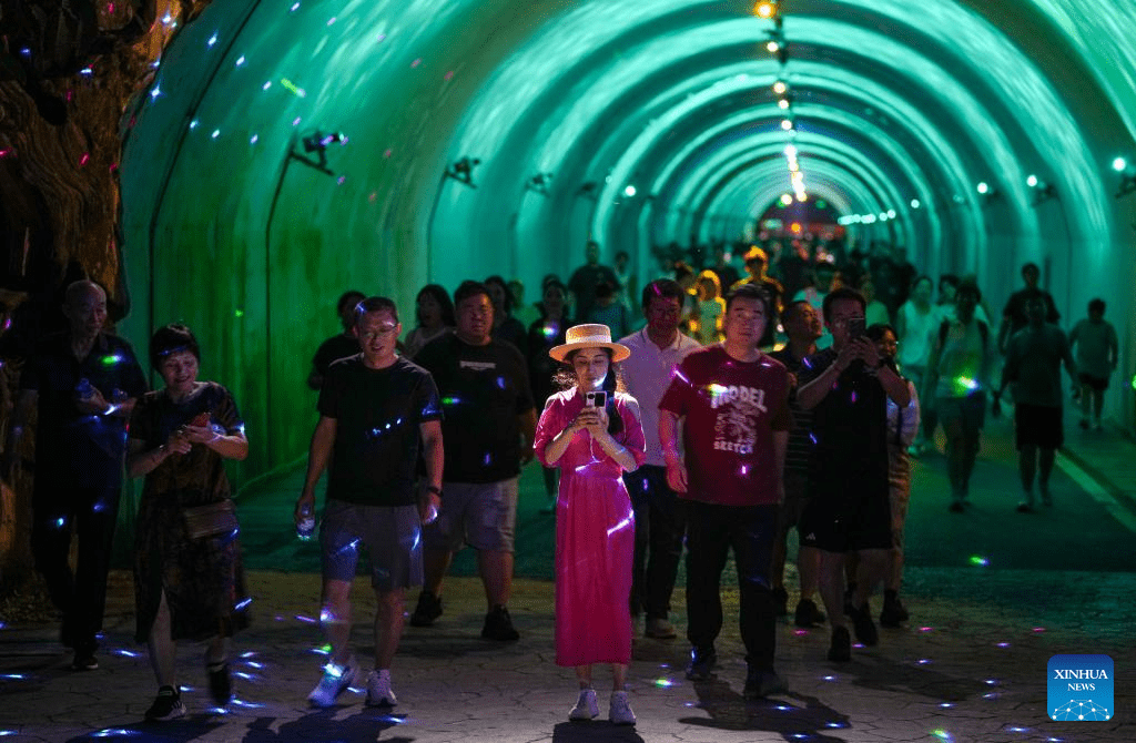 Tourists visit Fairy Mountain scenic area in Chongqing, SW China-4