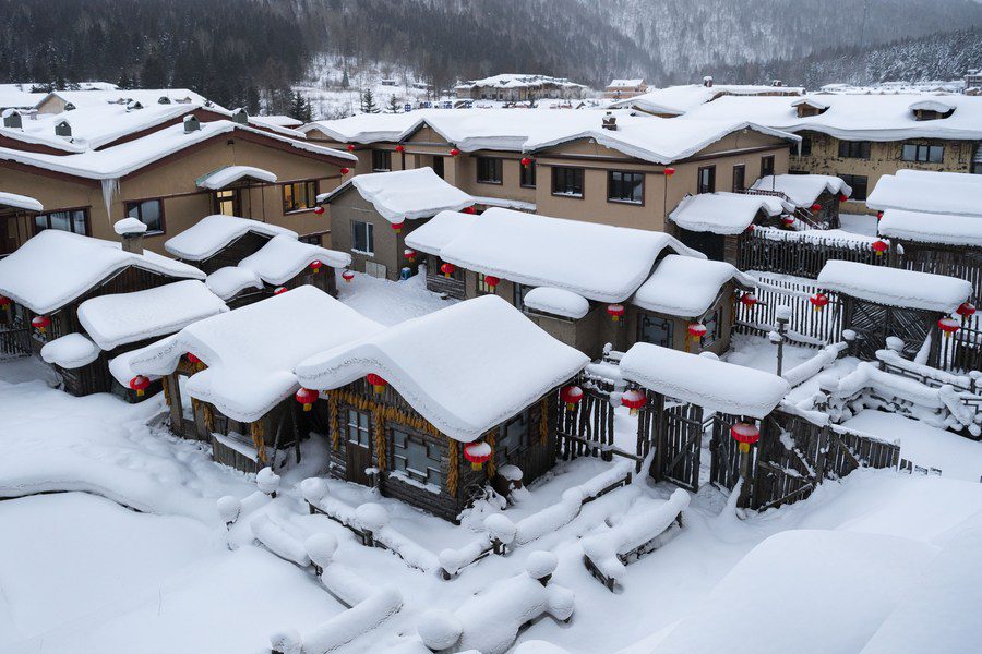 China's ice-and-snow attractions prove hits through variety, warmth-4