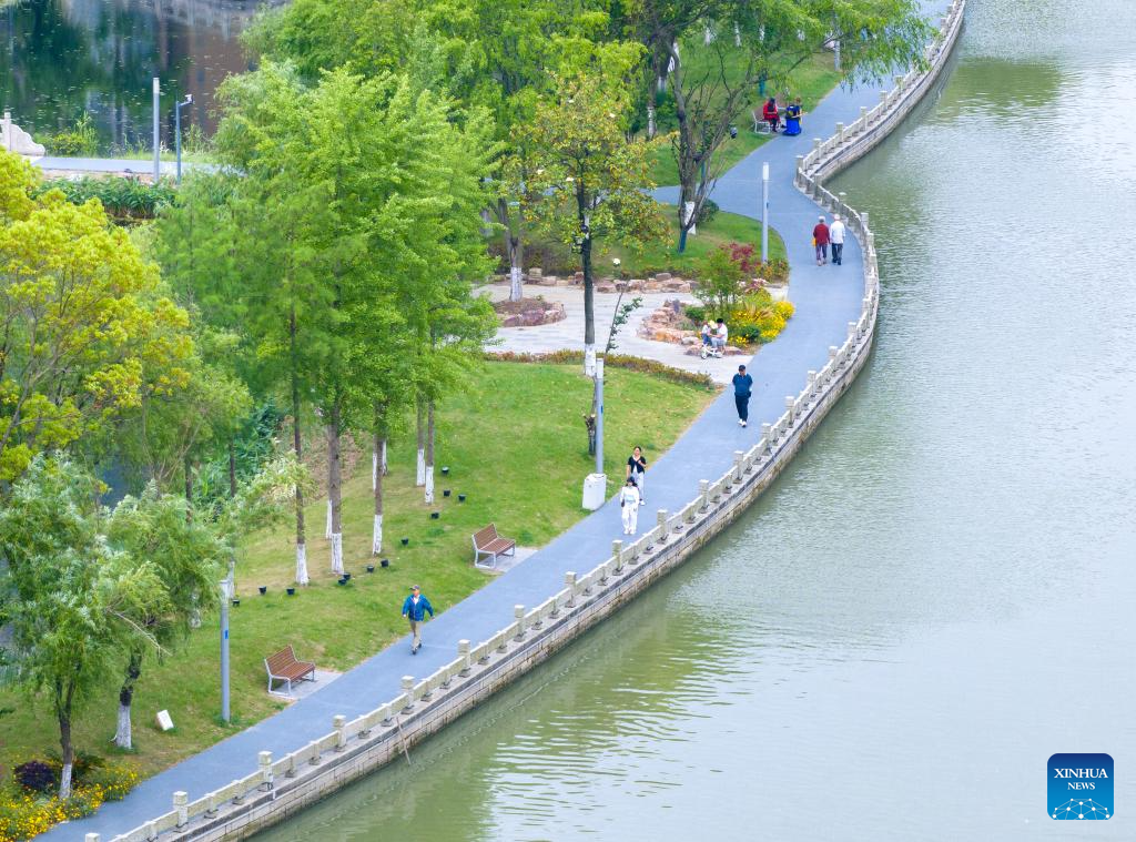 Scenic belt along river offers local people leisure space in E China-2