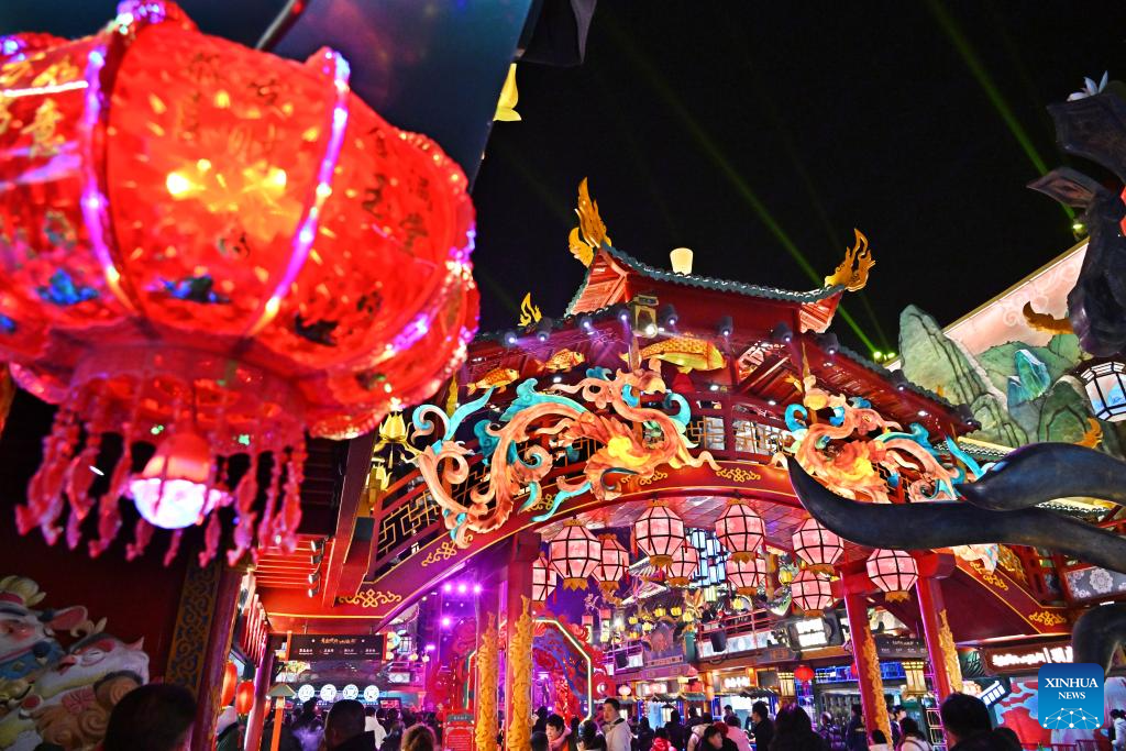 People visit scenic spot in Qingdao during Spring Festival holiday-2