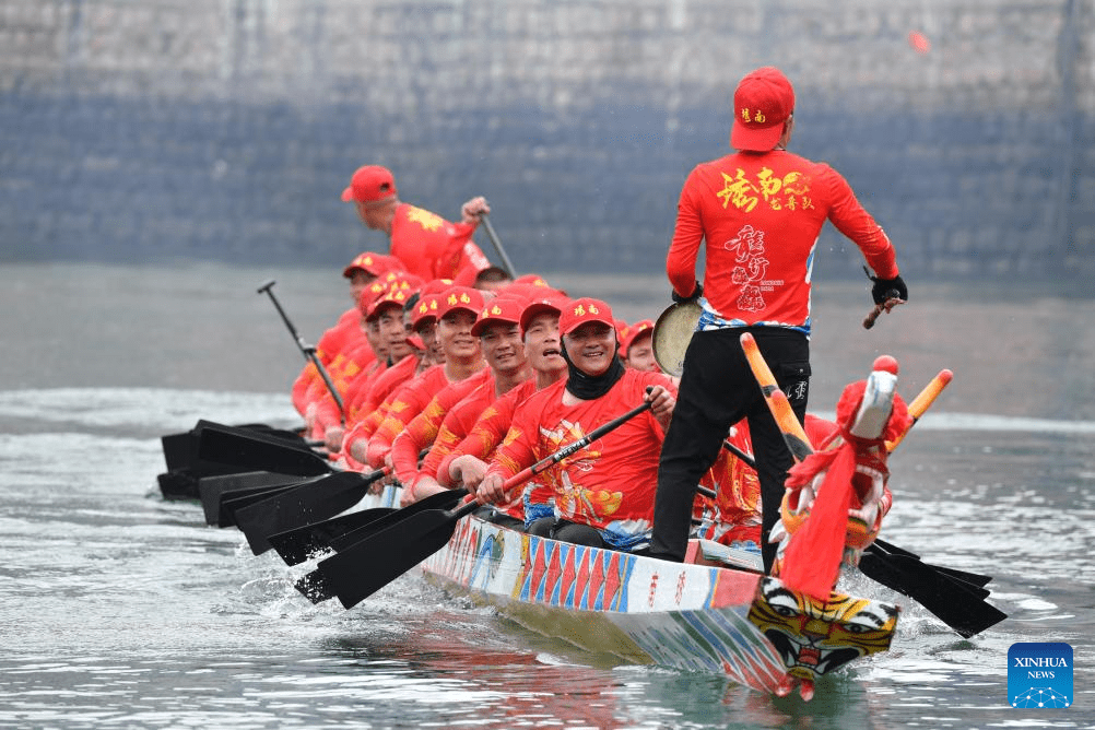 Contestants participate in dragon boat race in Lianjiang County, China's Fujian-6