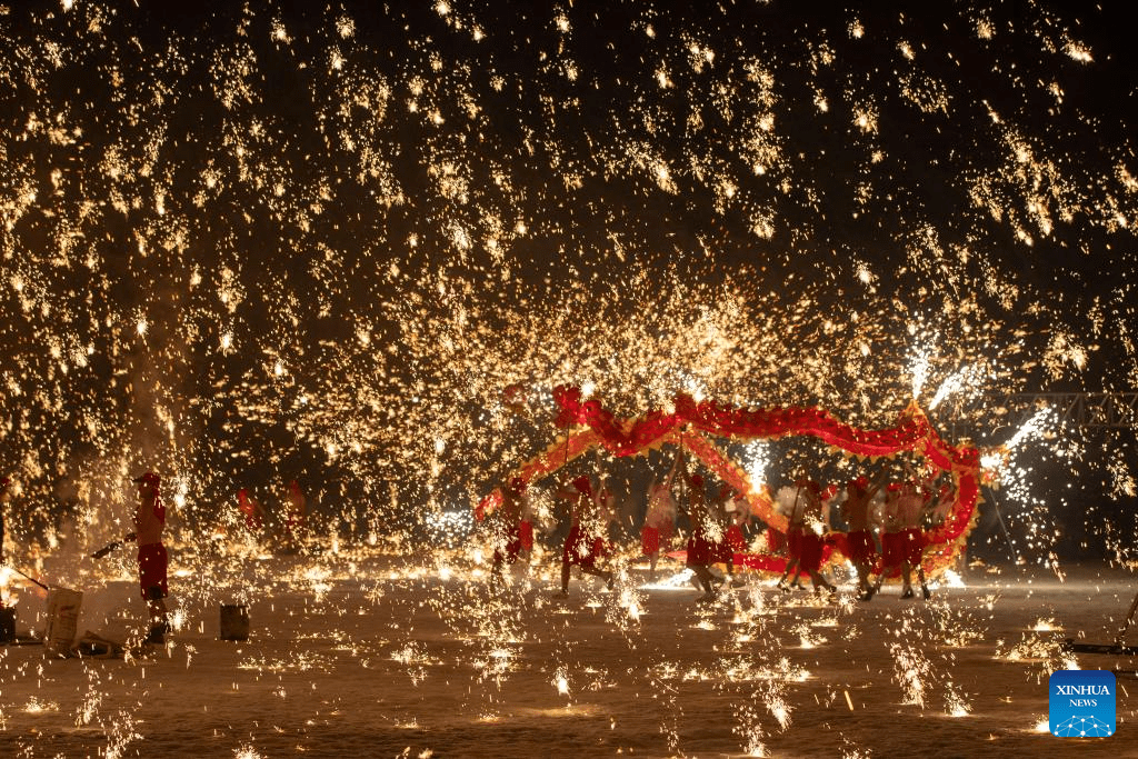 Fire dragon dance show staged for tourists in Harbin-1