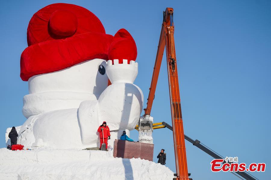 Landmark snowman under construction in NE China-2