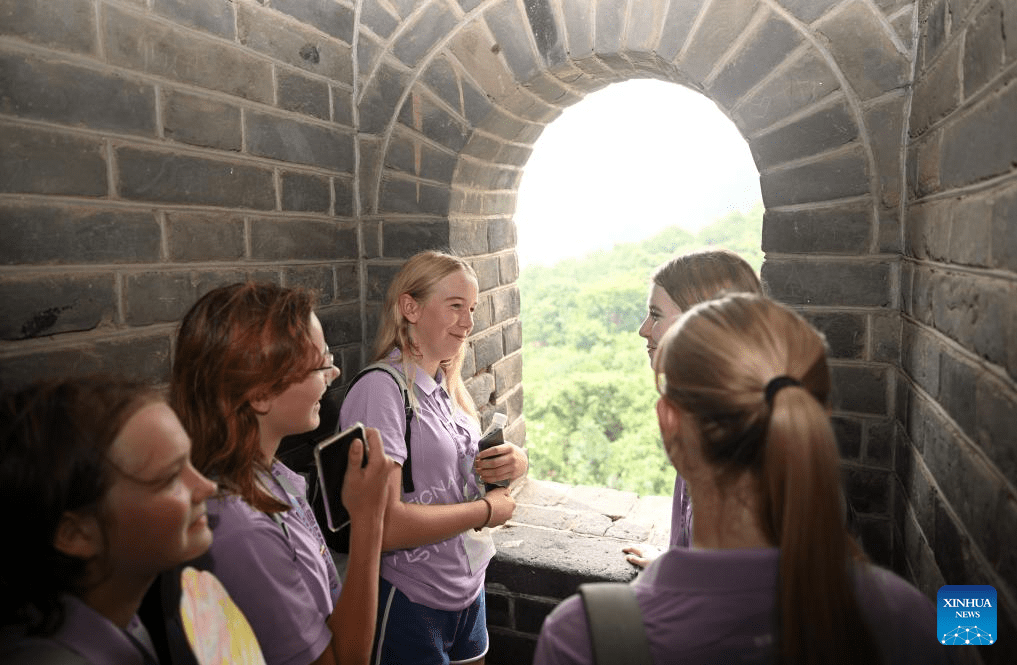 Youngsters visit Huangyaguan section of Great Wall in Tianjin-1