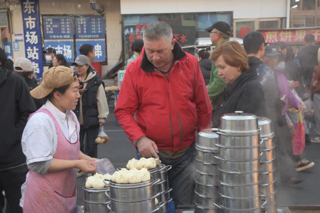 Russian tourists flock to China's border city of Heihe for breakfast, shopping-1