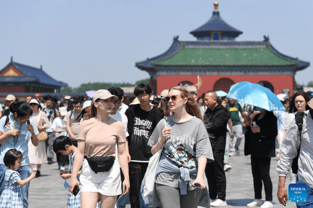 Tourists enjoy May Day holiday across China-2