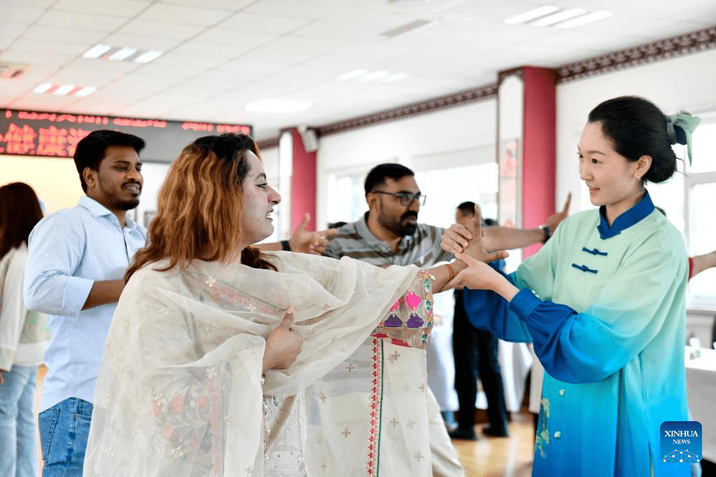 Int'l students experience charm of TCM culture in China's Qingdao-4