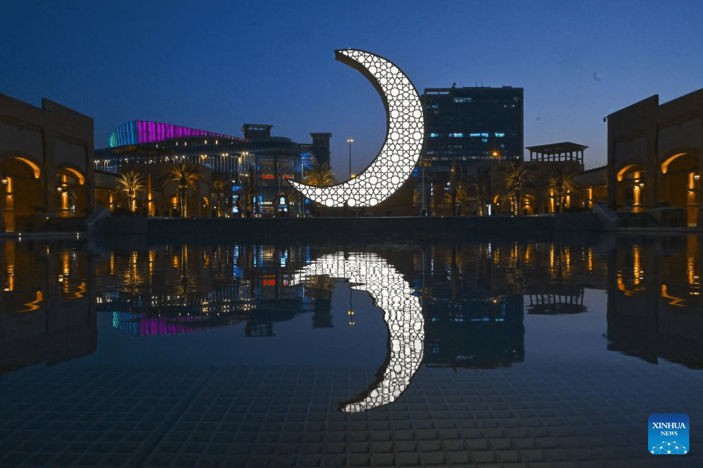 Kuwait sets Guinness World Record for largest illuminated steel sculpture of crescent-1