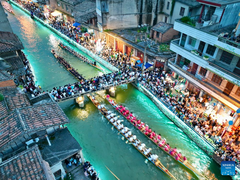 Nighttime dragon boat race held to celebrate Dragon Boat Festival in China's Fujian-1