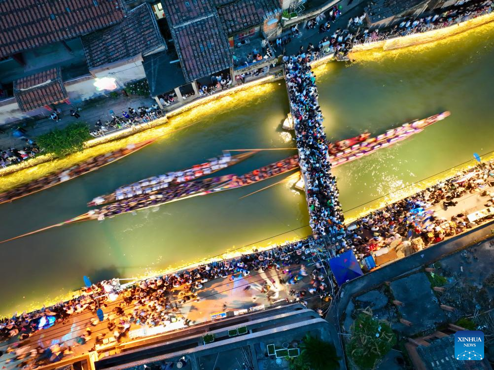 Nighttime dragon boat race held to celebrate Dragon Boat Festival in China's Fujian-12