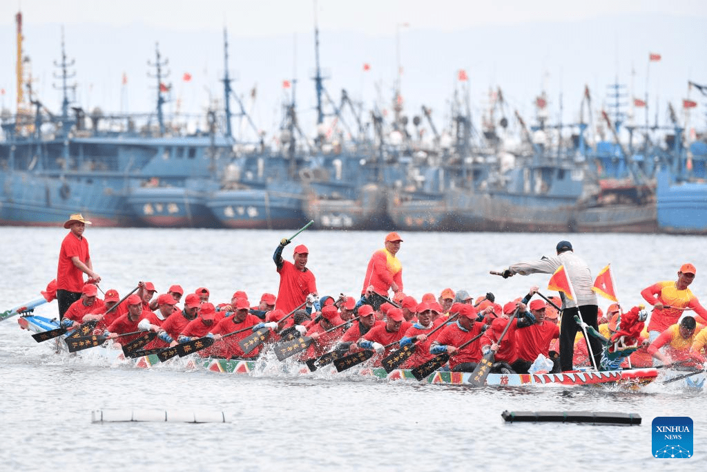 Contestants participate in dragon boat race in Lianjiang County, China's Fujian-8