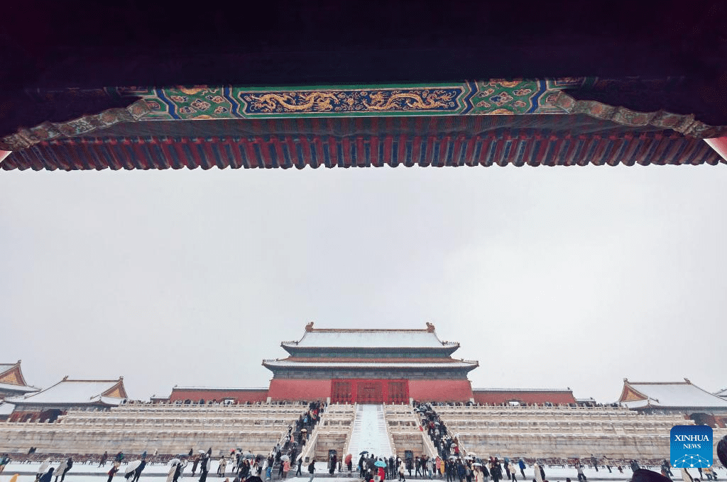 Tourists visit Palace Museum in snow in Beijing-23