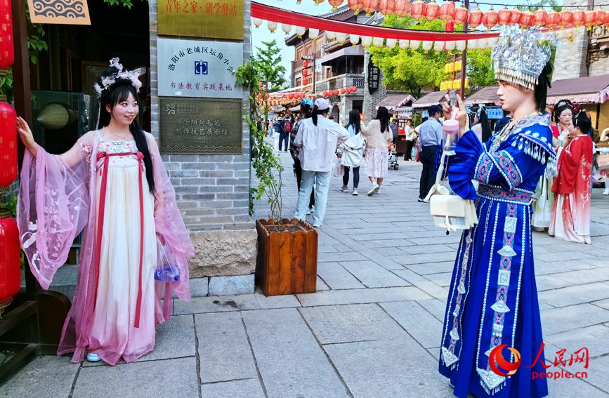 Tourists enjoy springtime while wearing Hanfu costumes in Luoyang, C China's Henan-1