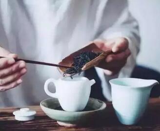 A Man Who Loves Tea Has a Mysterious Charm-5