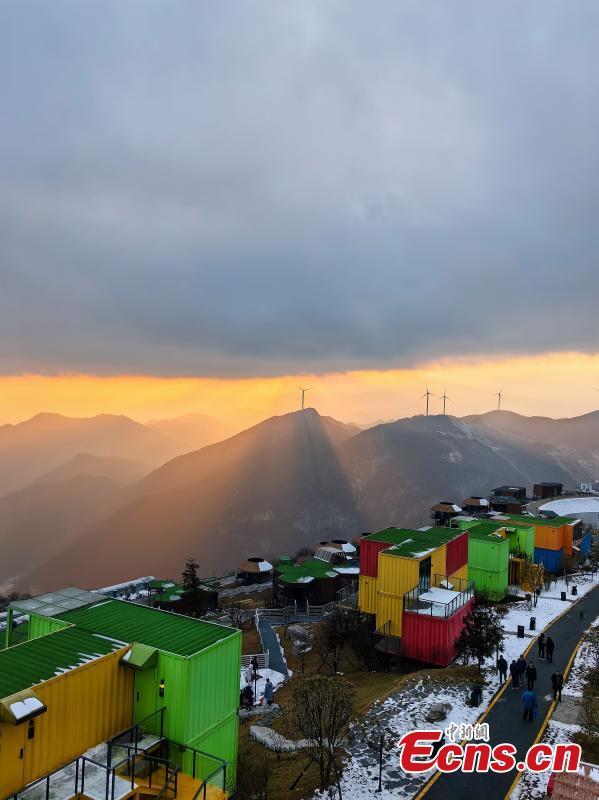 Stunning sunset with Tyndall effect in Hubei-3