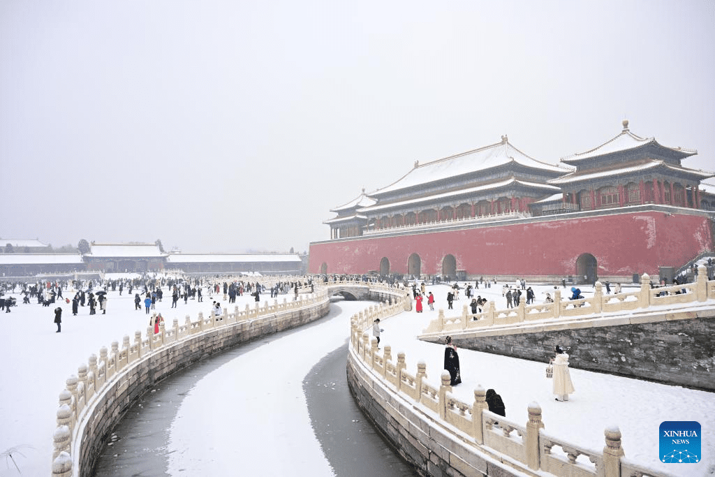 Tourists visit Palace Museum in snow in Beijing-13