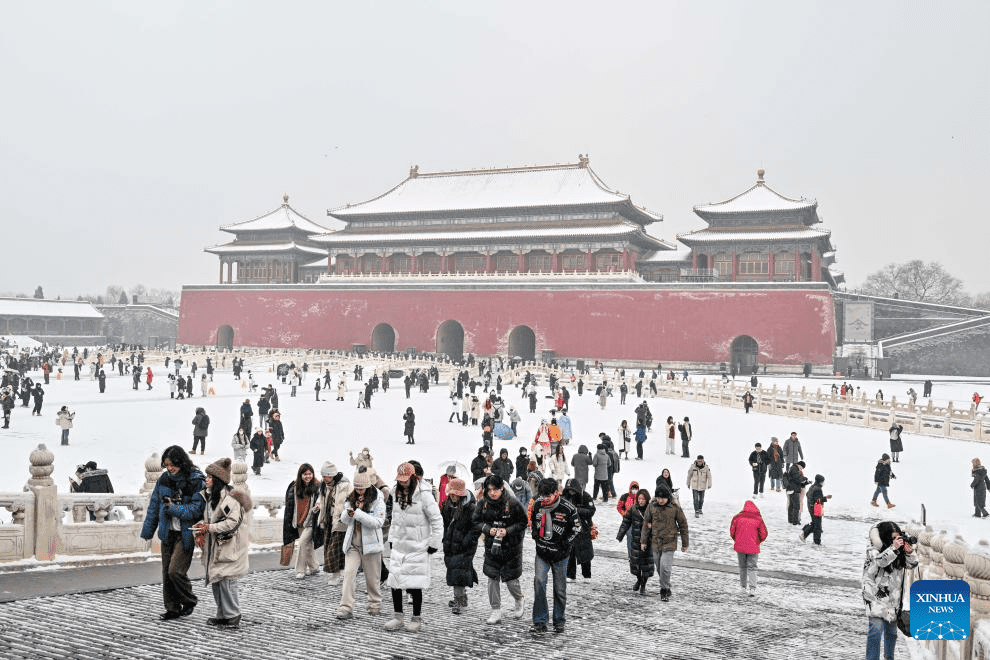 Tourists visit Palace Museum in snow in Beijing-25