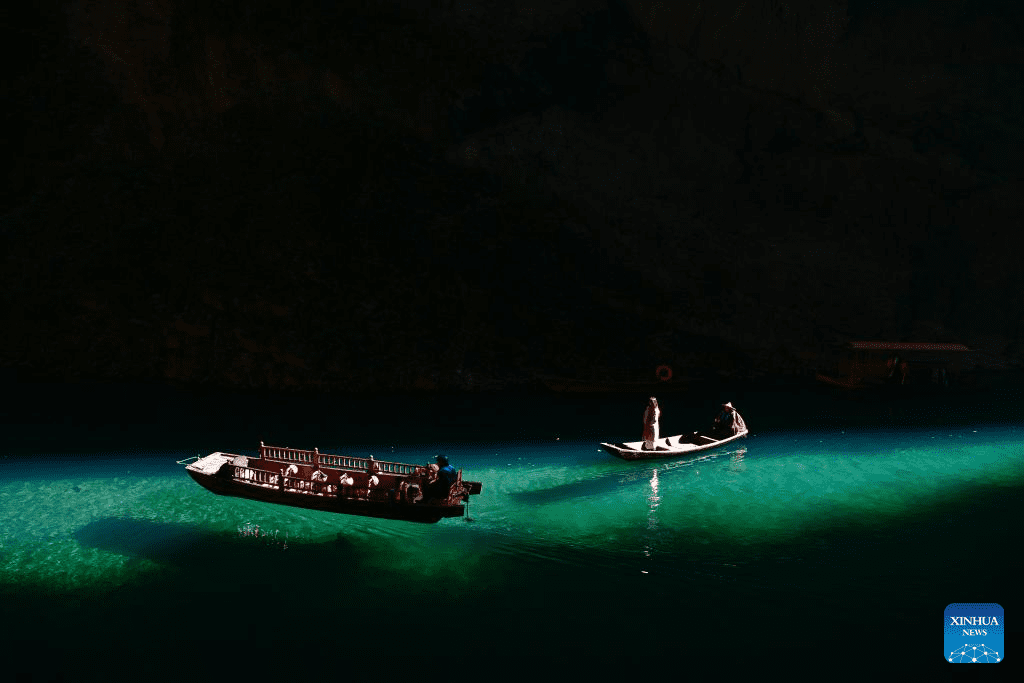 Tourists enjoy view of Pingshan canyon in Hefeng, C China's Hubei-8