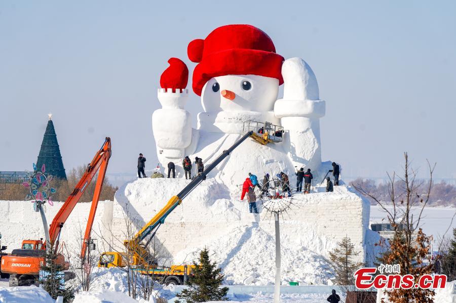 Landmark snowman under construction in NE China-1