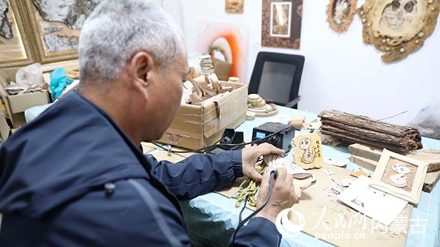 Artist breathes new life into traditional deadwood art in N China's Inner Mongolia-1