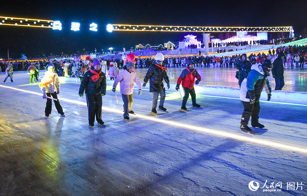 In pics: New Year celebrated across China-7