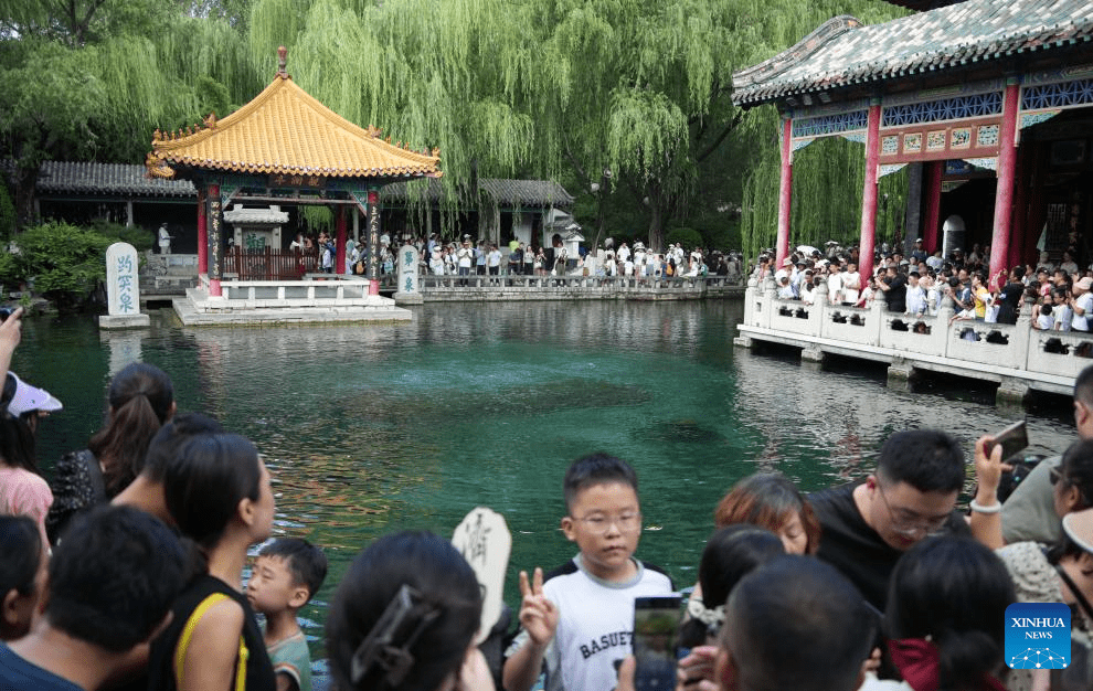 People visit Baotu Spring in Jinan, E China-5