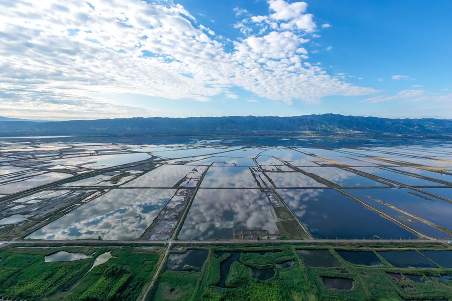 Salt lake in N China's Shanxi turns into tourist landmark-6