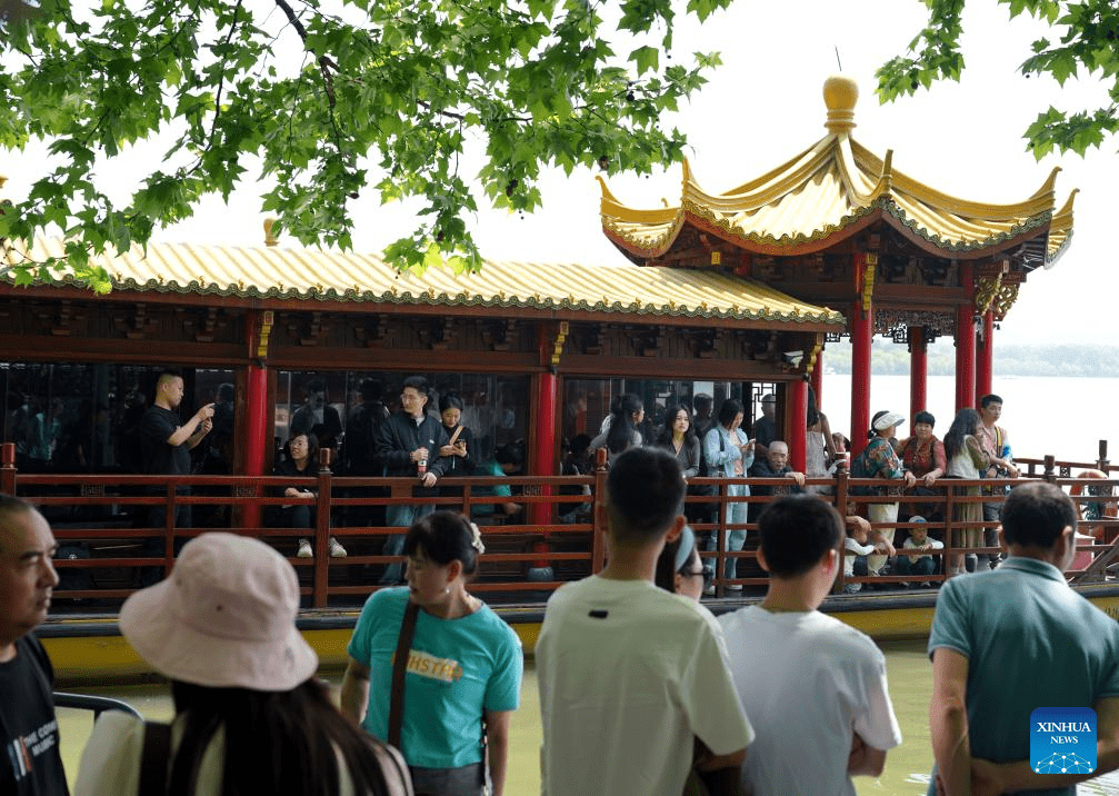 Tourists visit West Lake in Hangzhou, E China-3