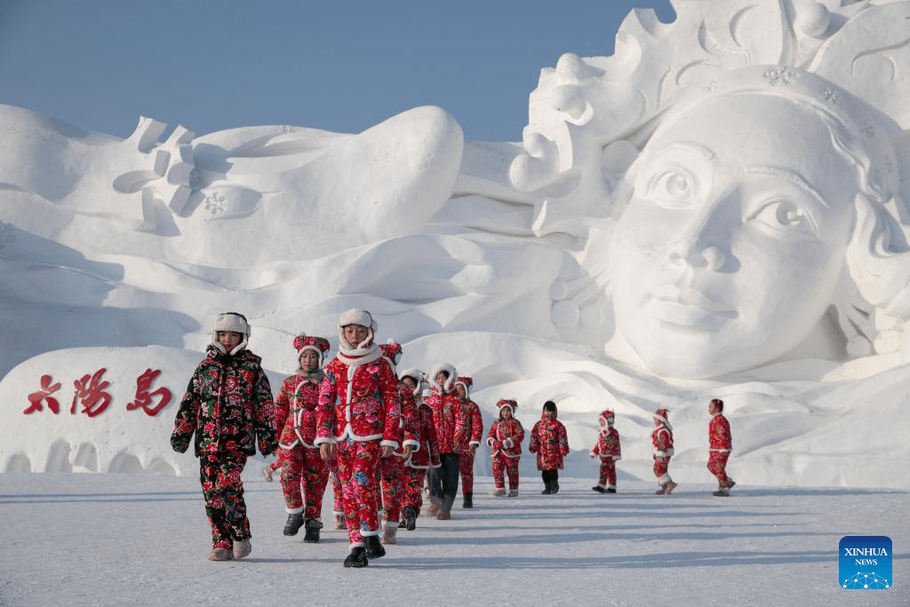 In pics: costume parade at Sun Island scenic spot in Harbin, NE China-1