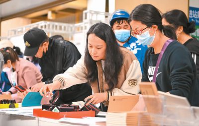 Stamp collecting grows in popularity among tourists