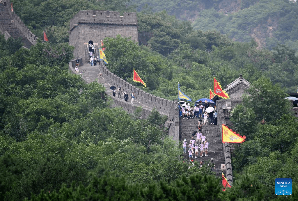 Youngsters visit Huangyaguan section of Great Wall in Tianjin-3