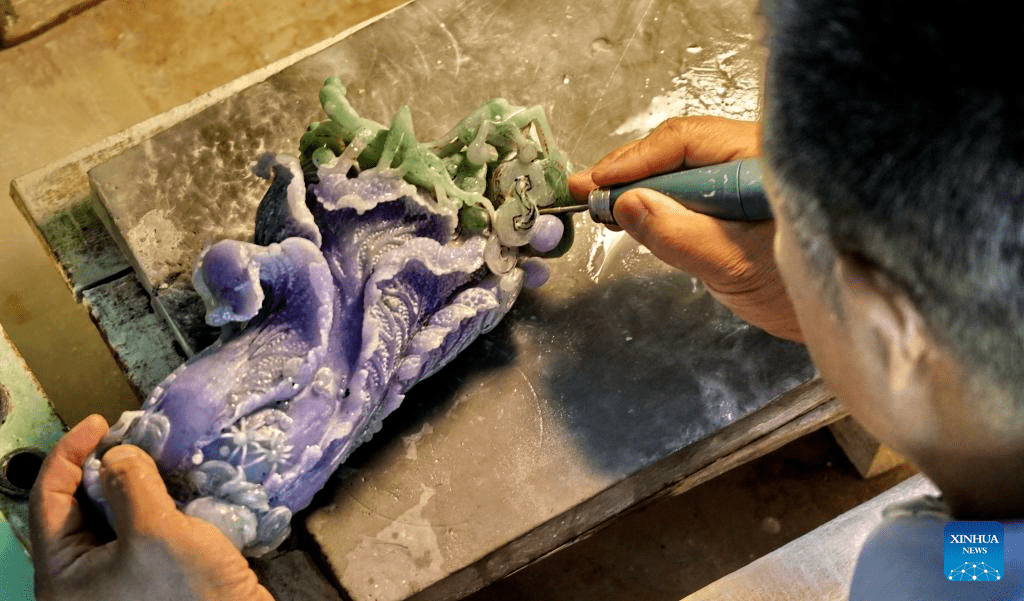 Pic story: inheritor of jade carving art in Beijing-13