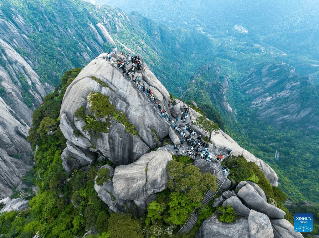 Tiandu peak attracts tourists in Huangshan Mountain scenic area, E China-1