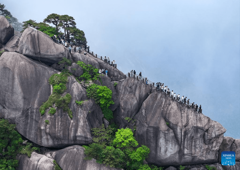 Tiandu peak attracts tourists in Huangshan Mountain scenic area, E China-4