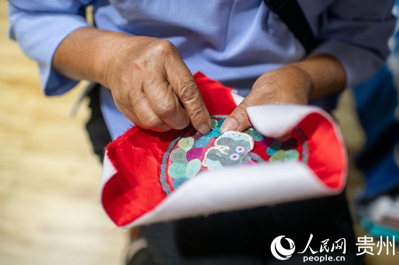 Inheritor passes on Miao embroidery through innovation in SW China's Guizhou-2